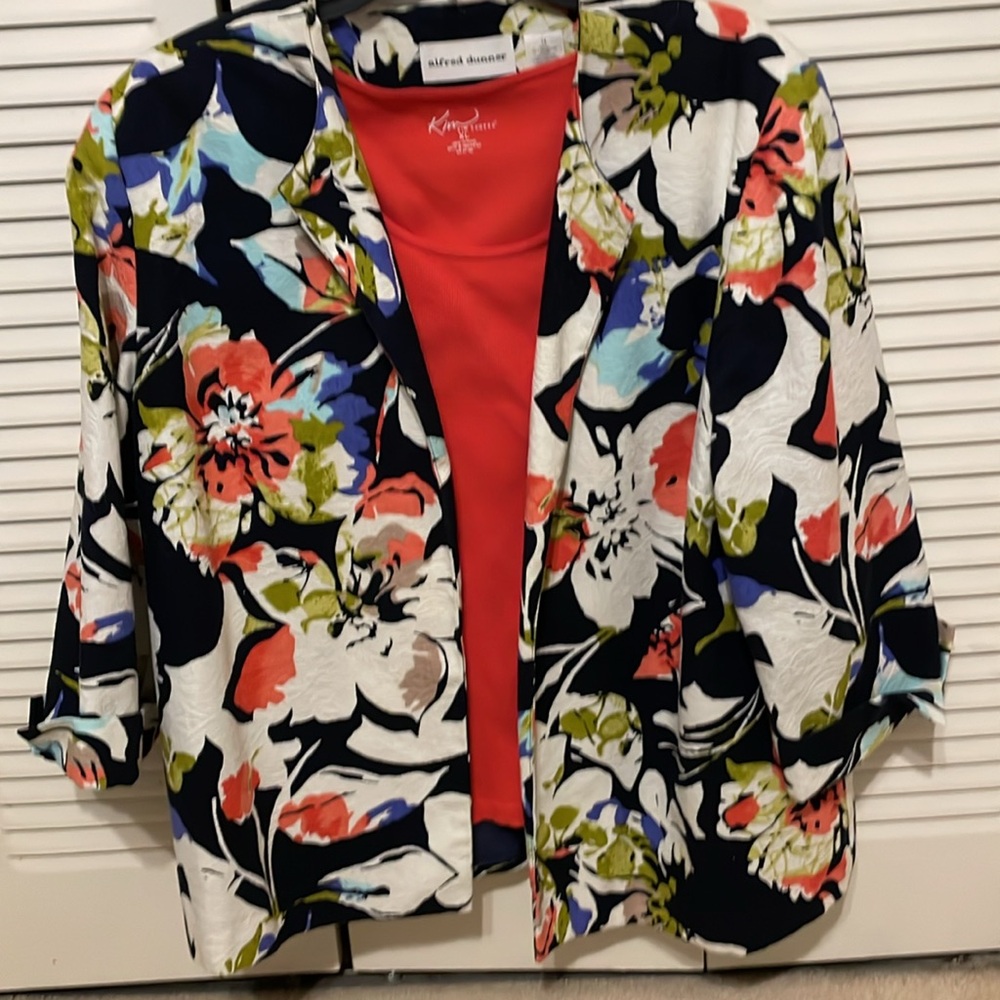 ALFRED DUNNER jacket. 3/4 length sleeve. With free peach tank top.